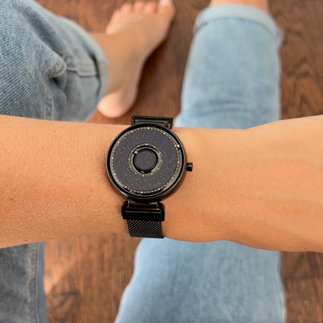 Magneto-Watch-Bella-Black-Mesh-Black-Lifestyle-2023