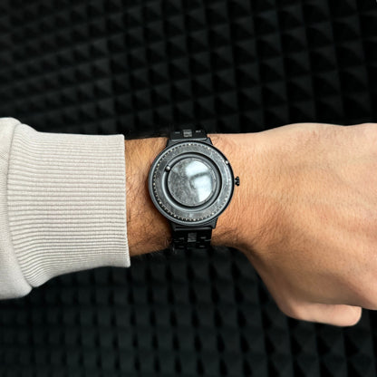 Magneto-Watch-Marble-Black-Automatik-Lifestyle-1