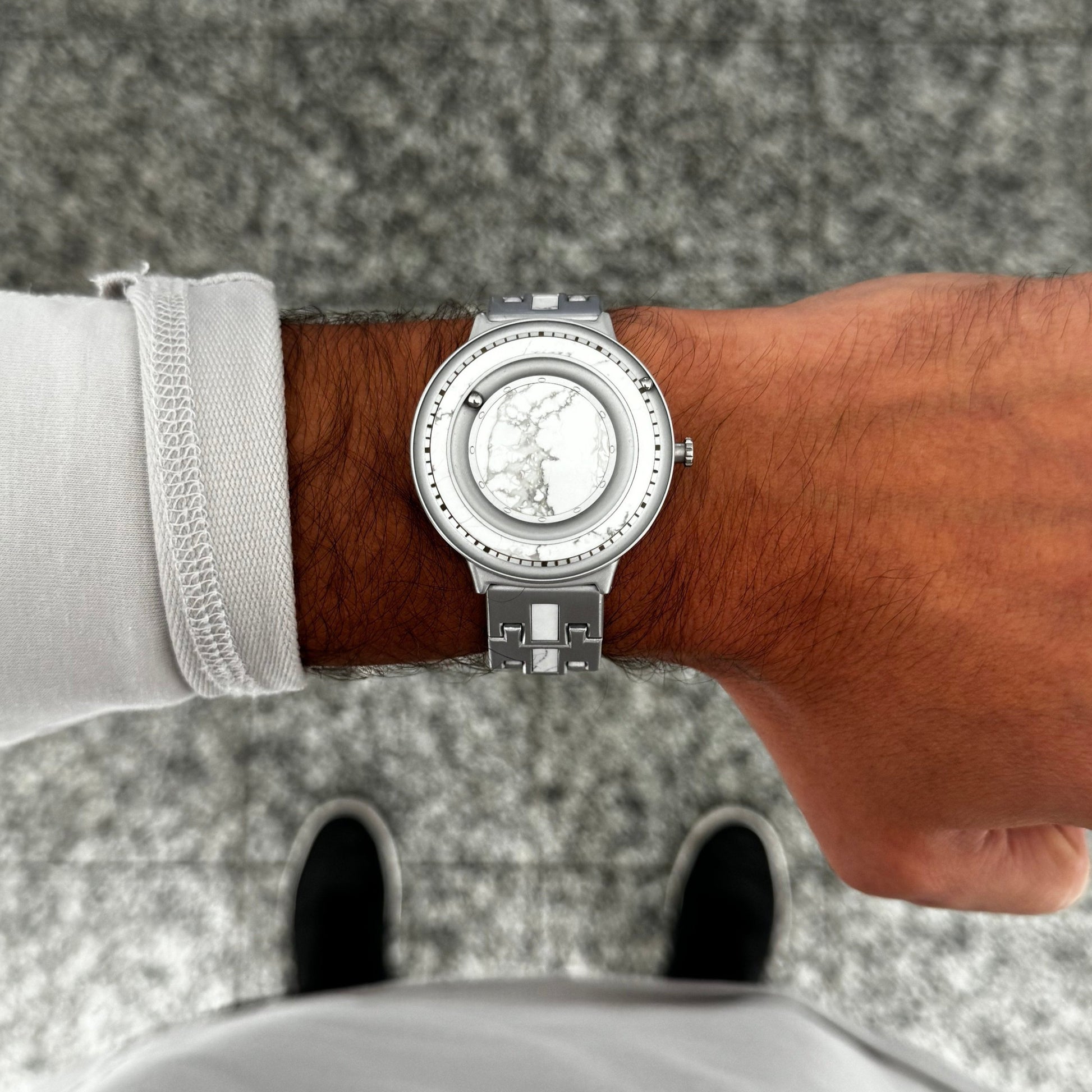 Magneto-Watch-Marble-White-Automatik-Lifestyle-1