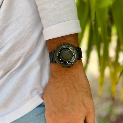 Magneto-Watch-Primus-Black-Mesh-Black-Lifestyle-3